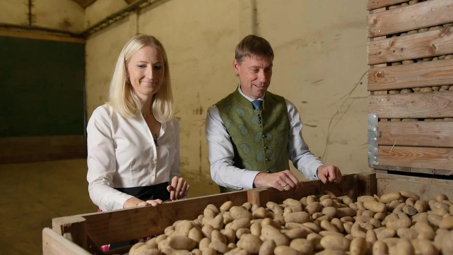 Lungauer Saatzucht- und SaatbauvereinAngeika und Andreas im Erdäpfellager