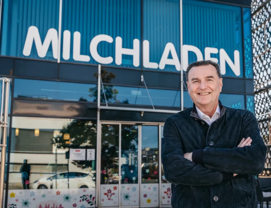 Genusstagebuch #66_Salzburg Milch_GF Andreas Gasteiger vor dem Milchladen