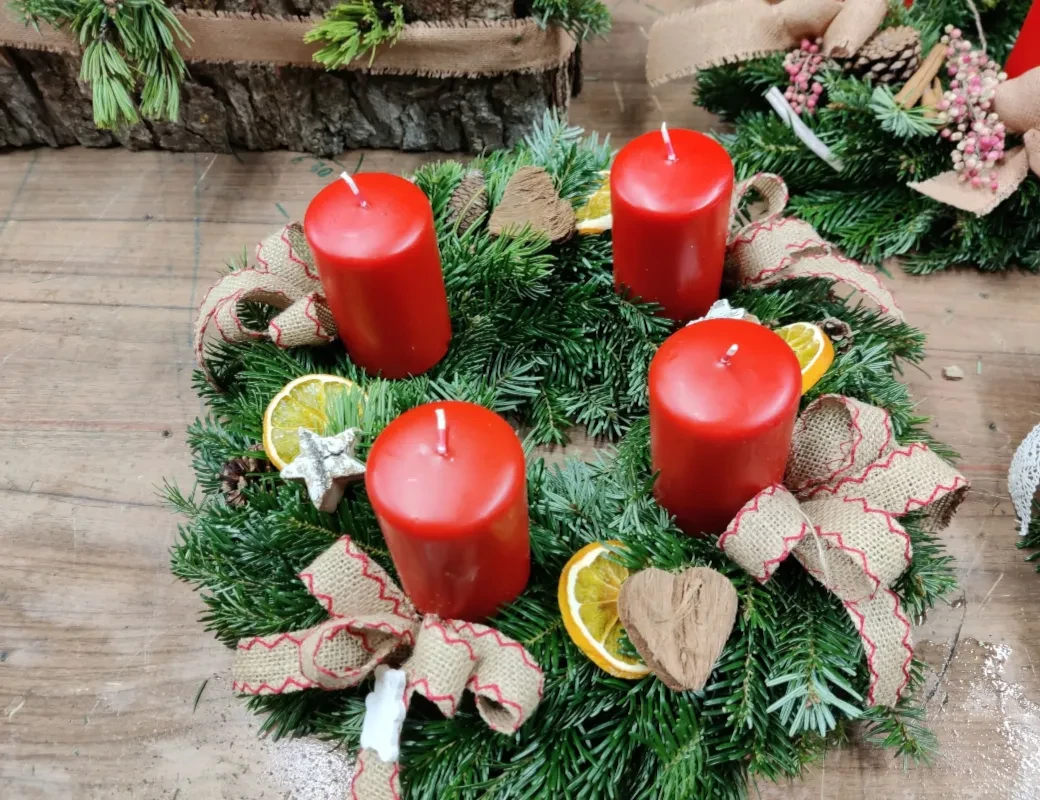 Woidwerk_Adventkranz geschmuckt mit roten Kerzen