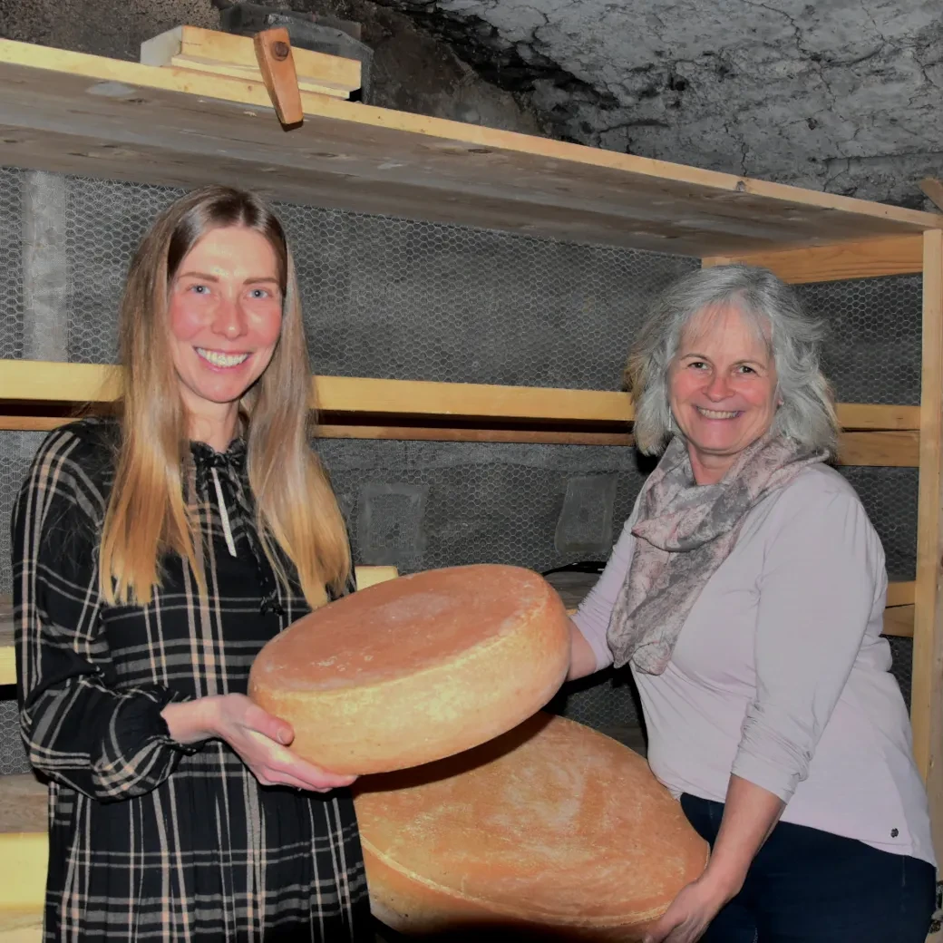 Martina und Bernadette Kaserer vom Haslachhof mit ihren Käselaiben