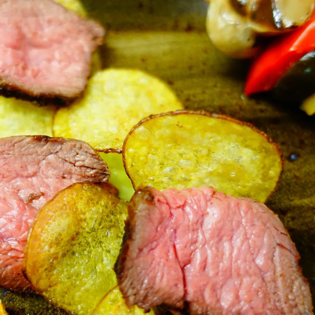 Saftiges Steak mit knusprigen Kartoffelscheiben
