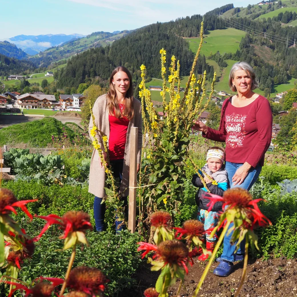 Biohof Kaml_Wagrain_Arbeit im Garten