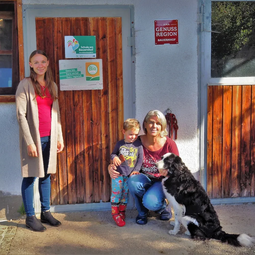 Biohof Kaml_Wagrain_Familie vor der Stalltüre