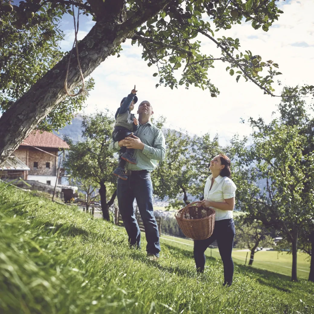 Scharlernhof_Hans Peter und Bettina Astl im Obstgarten