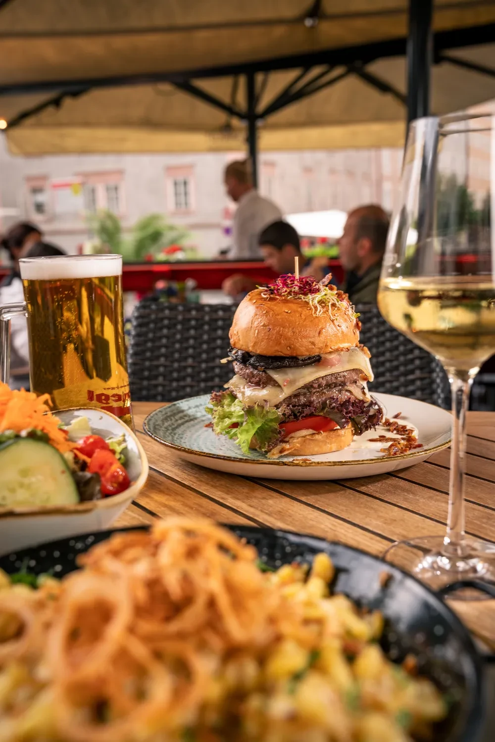 Burger auf Tisch