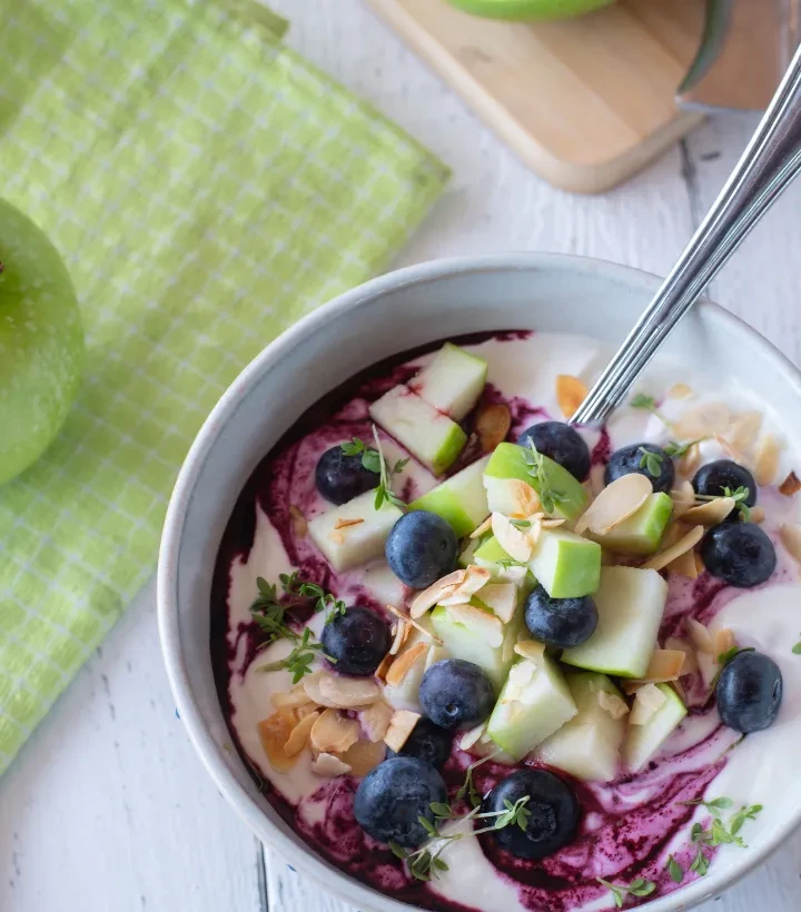 Skyr mit Früchten in Schale