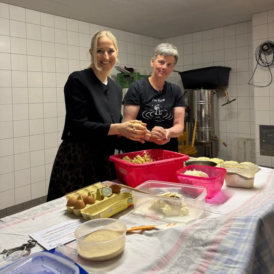 Angelika Pehab und Lydia Gschwandtl beim Kaspressknödel machen