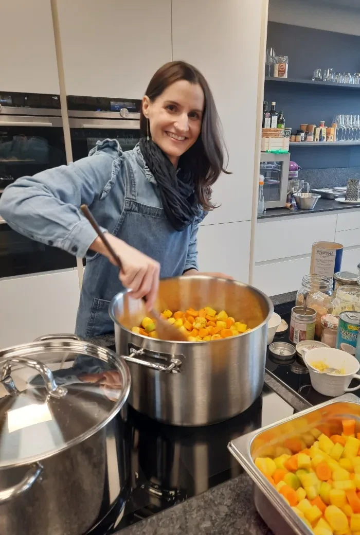 RTS Sendung März 23, Ursula von Korinadergrün kocht ein Mittagessen aus regionalem Gemüse.