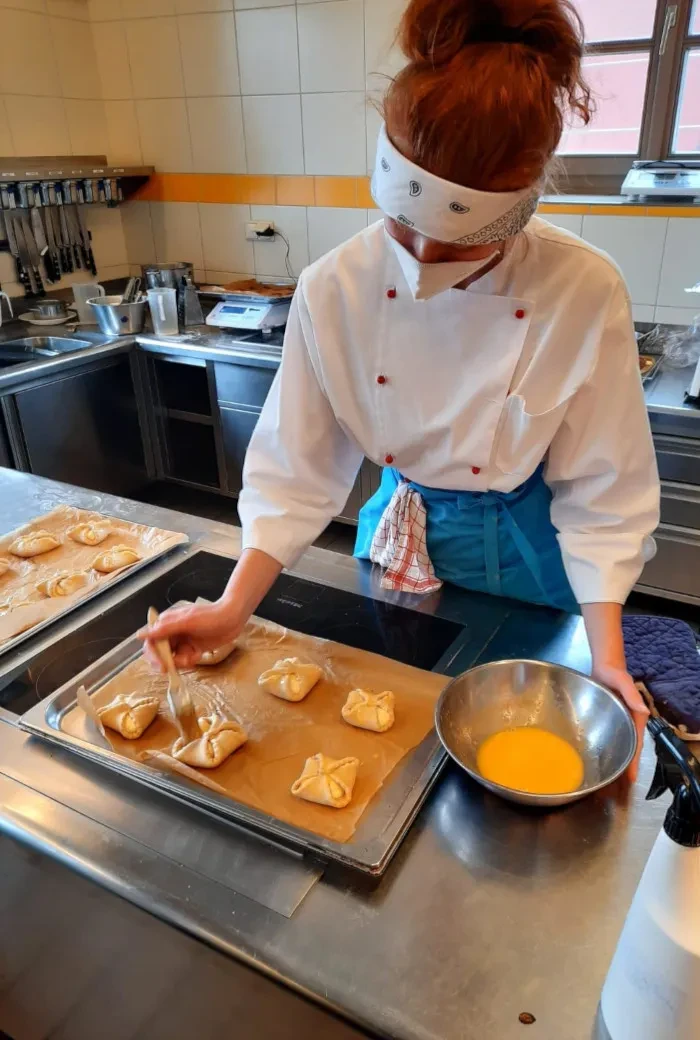 Eine Schülerin der LWS Winklhof bei den Ostervorbeireitungen in der Küche