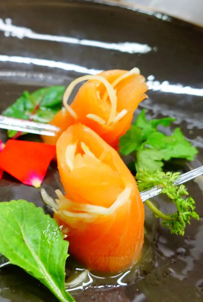 Lachsröllchen mit frischem Grün