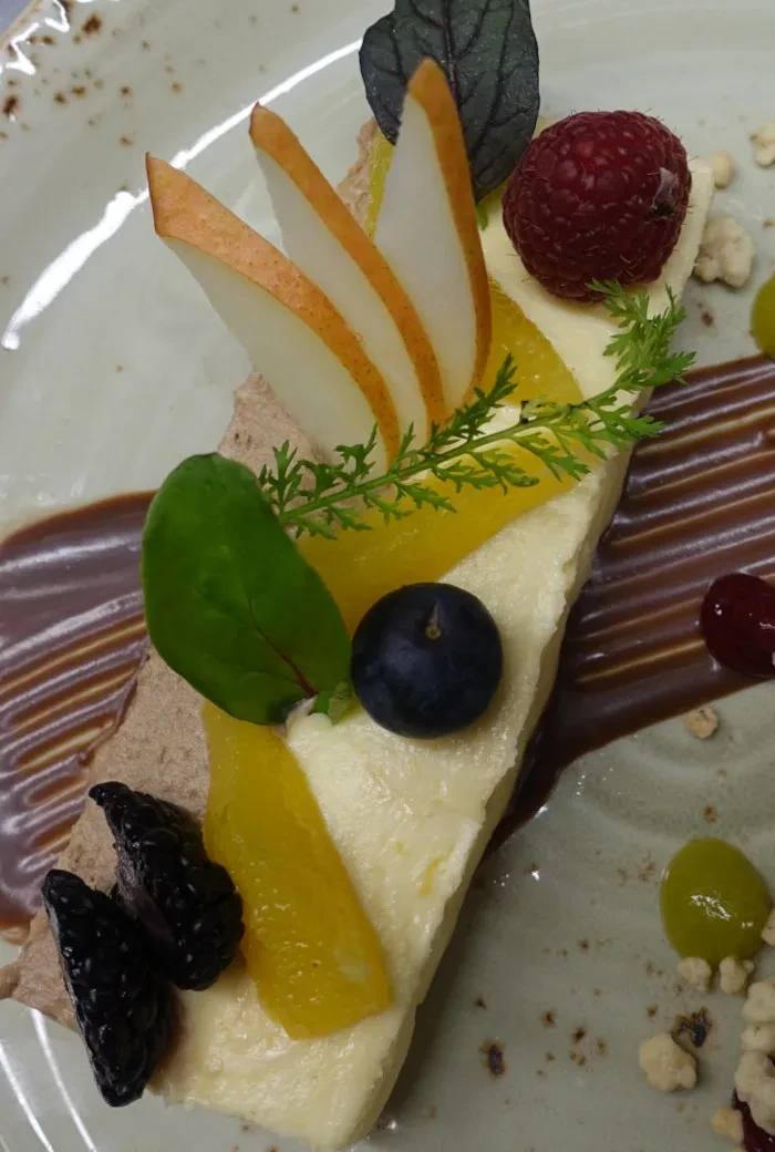 Süße Nachspeise mit frischen Beeren
