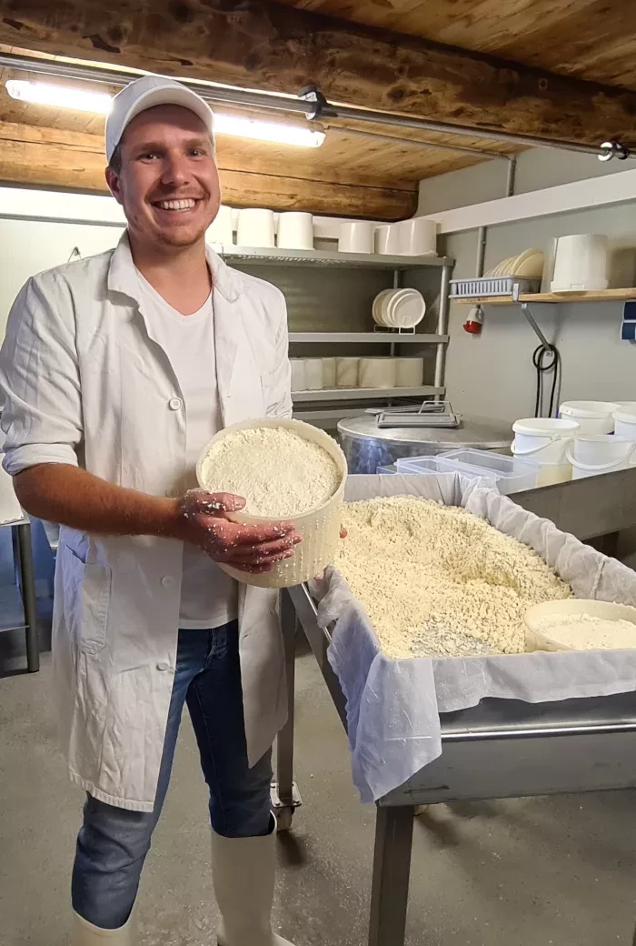 Auf der Draugsteinalm wird Frischkäse zum Laib geformt
