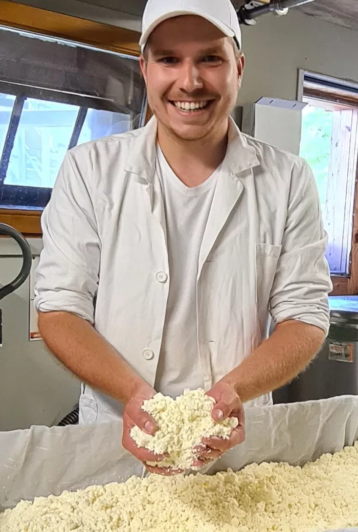 Der Draugsteinalm-Senner bei der Käseherstellung