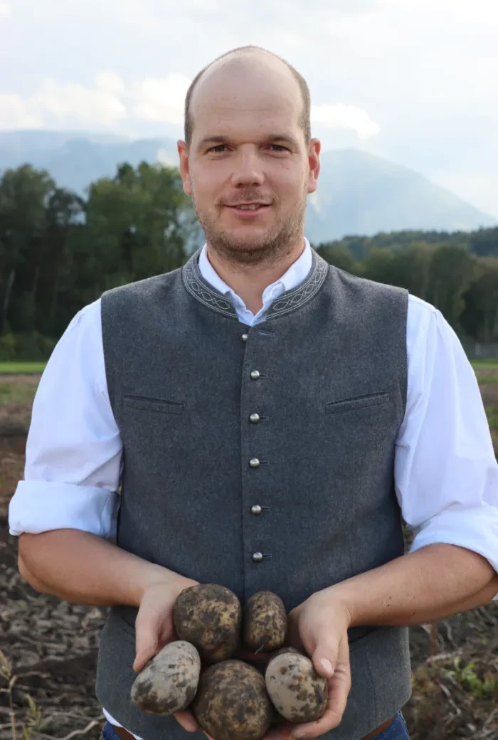 Genusstagebuch#38_Martin Brötzner mit frisch geernteten Kartoffen