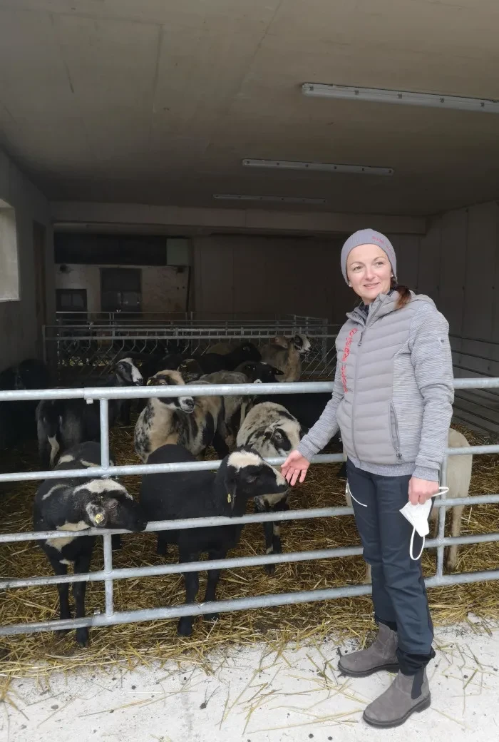 Elisabeth Hödlmoser im Schafstall