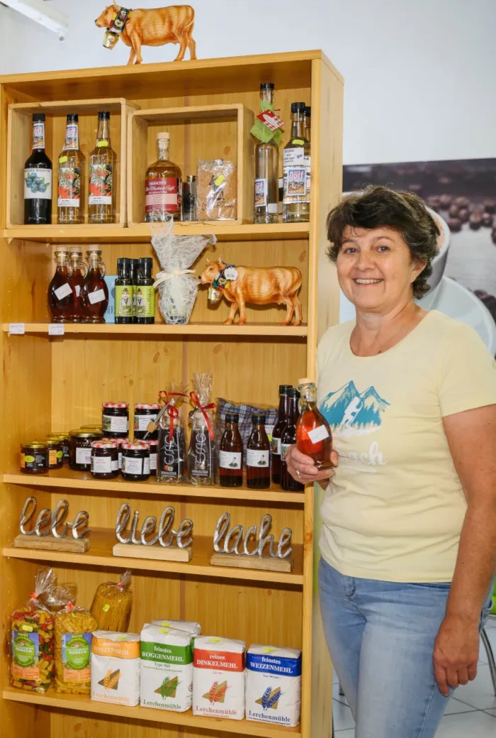 Regionalregal beim Nah und Frisch in Embach