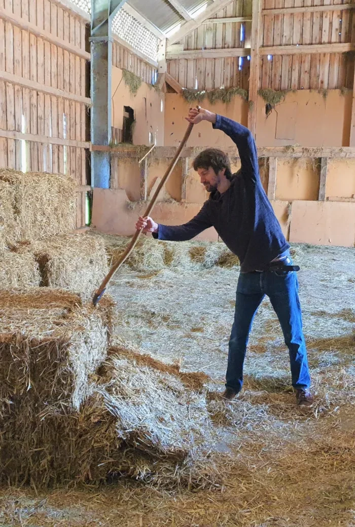 Sebastian Reindl bei der Arbeit im Stall