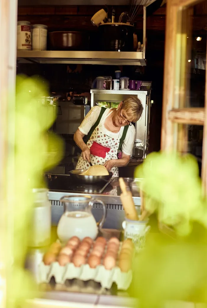 Bürglalm_Gabi Bürgler bei der Arbeit in der Hütte