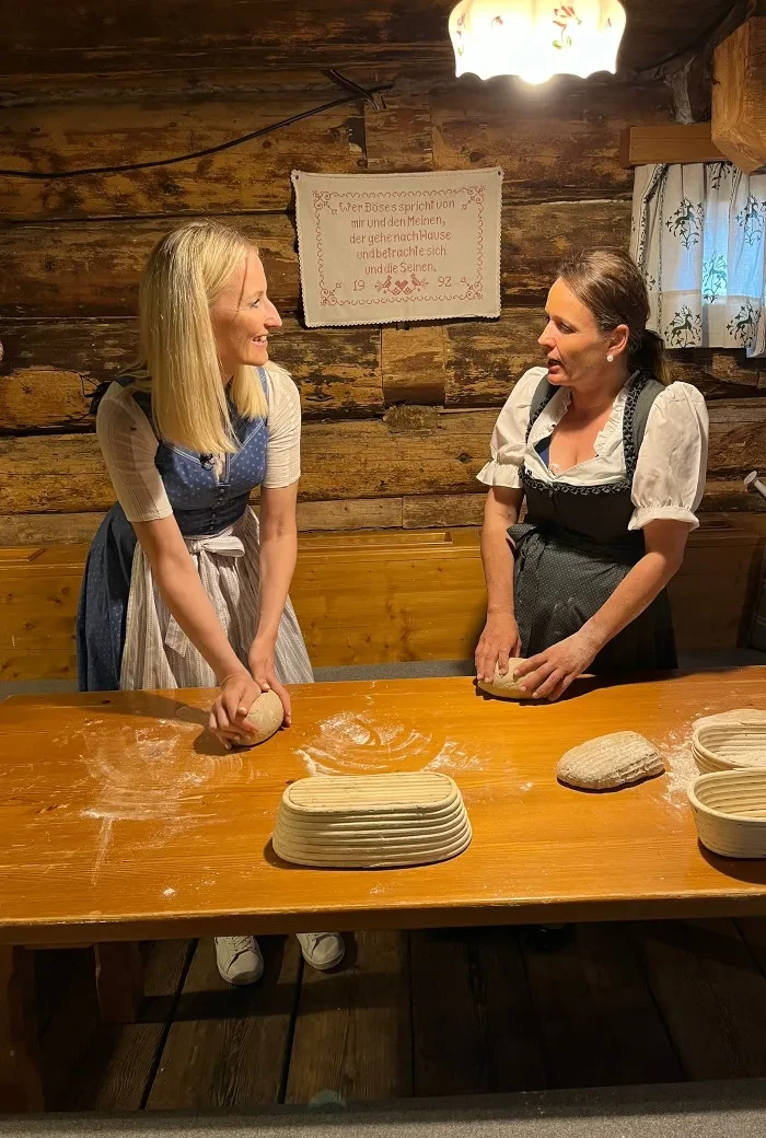 Salzburg schmeckt auf RTS_Postalm_Schnitzhofhütte_Brotbacken