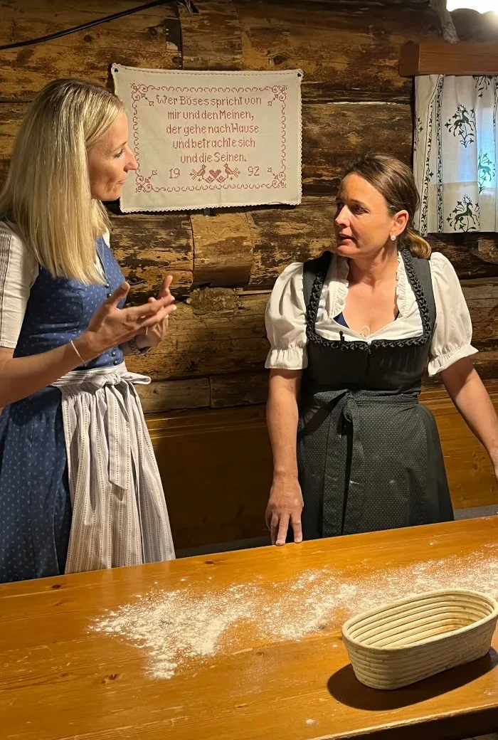 Salzburg schmeckt auf RTS_Postalm_Schnitzhofhütte_Moderatorin Pehab im Gespräch mit Hüttenwirtin Martina