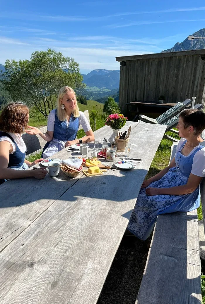 Salzburg schmeckt auf RTS_Rettenegghütte_Moderatorin Angelika Pehab beim Frühstück