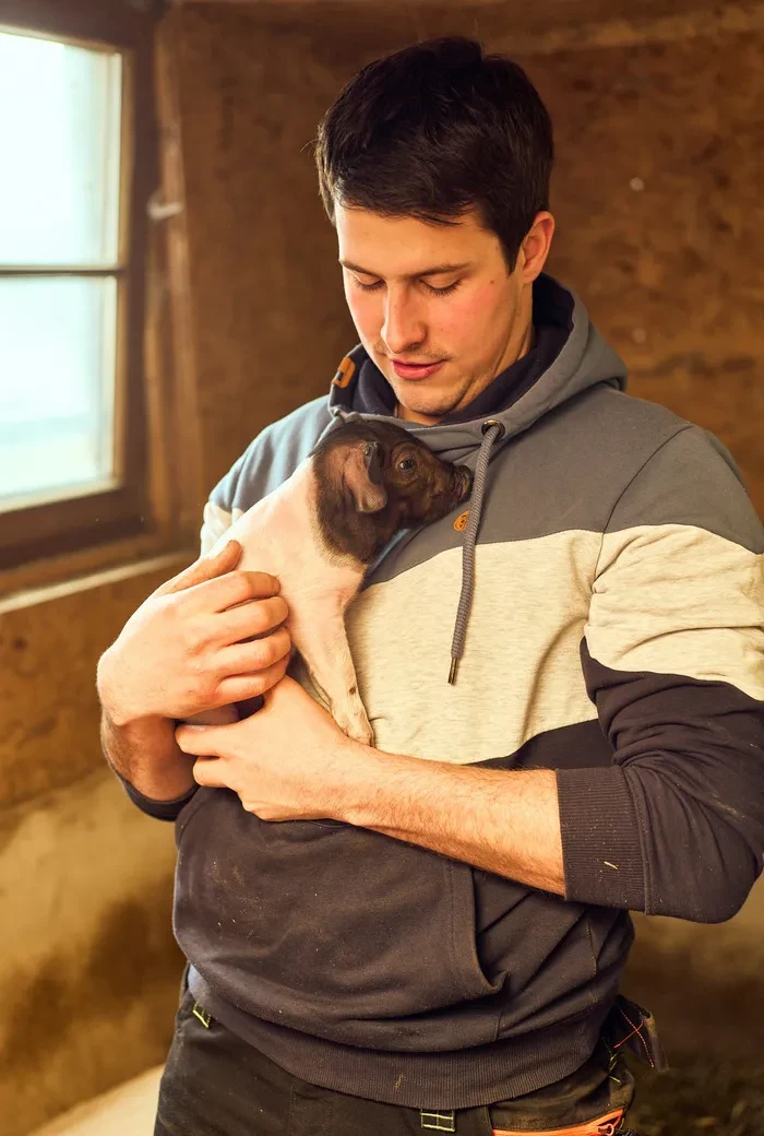 Michael Gassner mit neu geborenem Ferkel