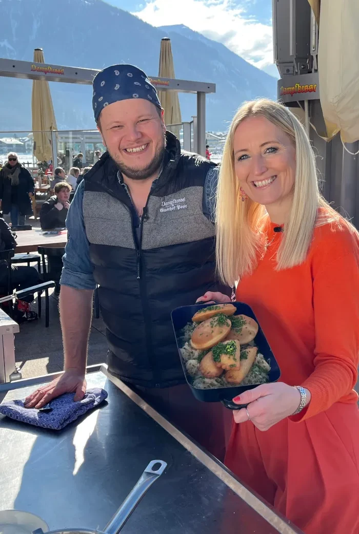 Salzburg schmeckt auf RTS FEB 25_Dampfkessel_Angelika Pehab und Koch mit den fertigen Fleischkrapfen