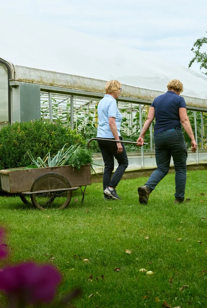 Maria Benedikt und Maria Putzhammer im Garten des Gabelmacher