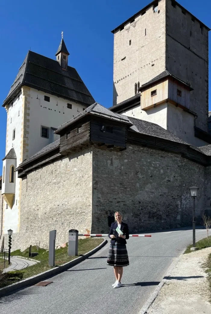 Salzburg schmeckt auf RTS #April 25_Angelika Pehab vor der Burg Mauterndorf
