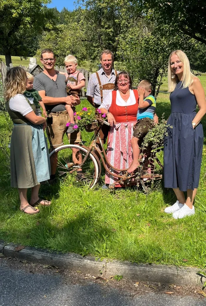 Brigitte Salzmann und ihre Familie mit Angelika Pehab