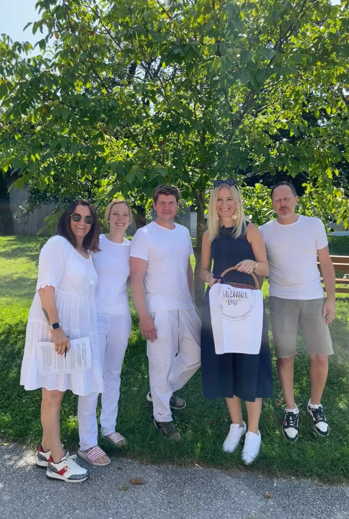 Kehlbauer Thomas Ließ mit Familie und Moderatorin Angelika Pehab