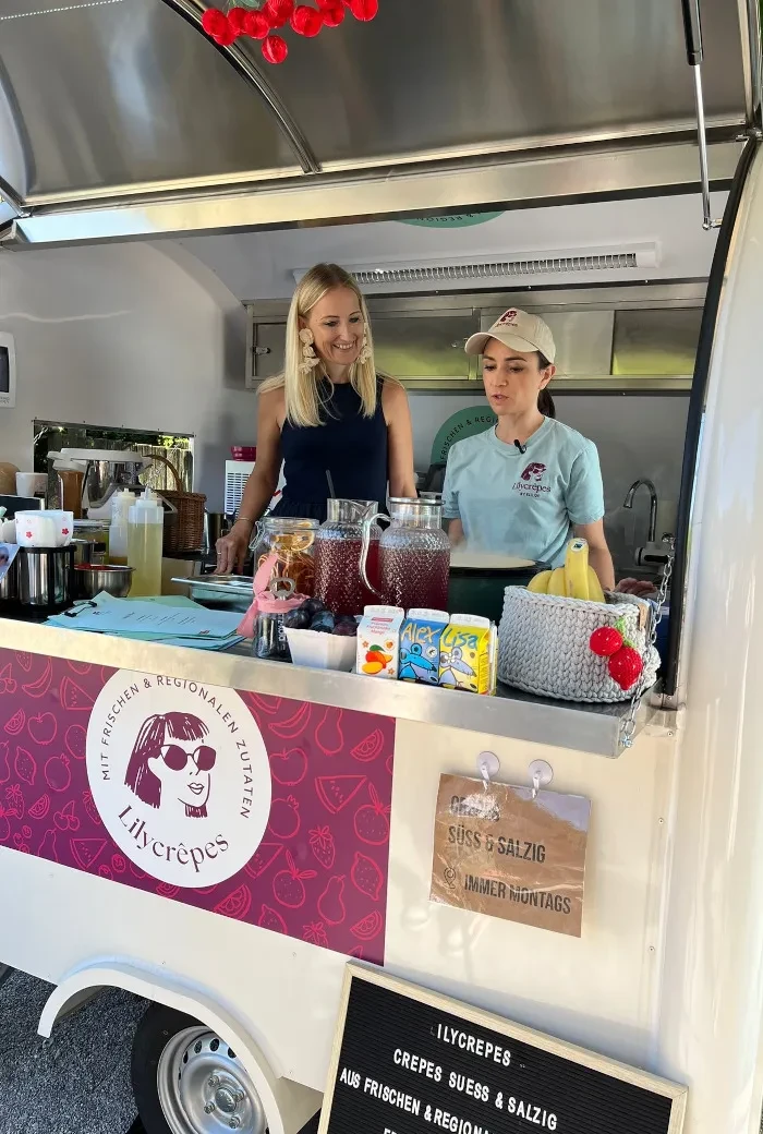 Angelika Pehab mit Elisabeth Eisl in ihrem Crepes Stand