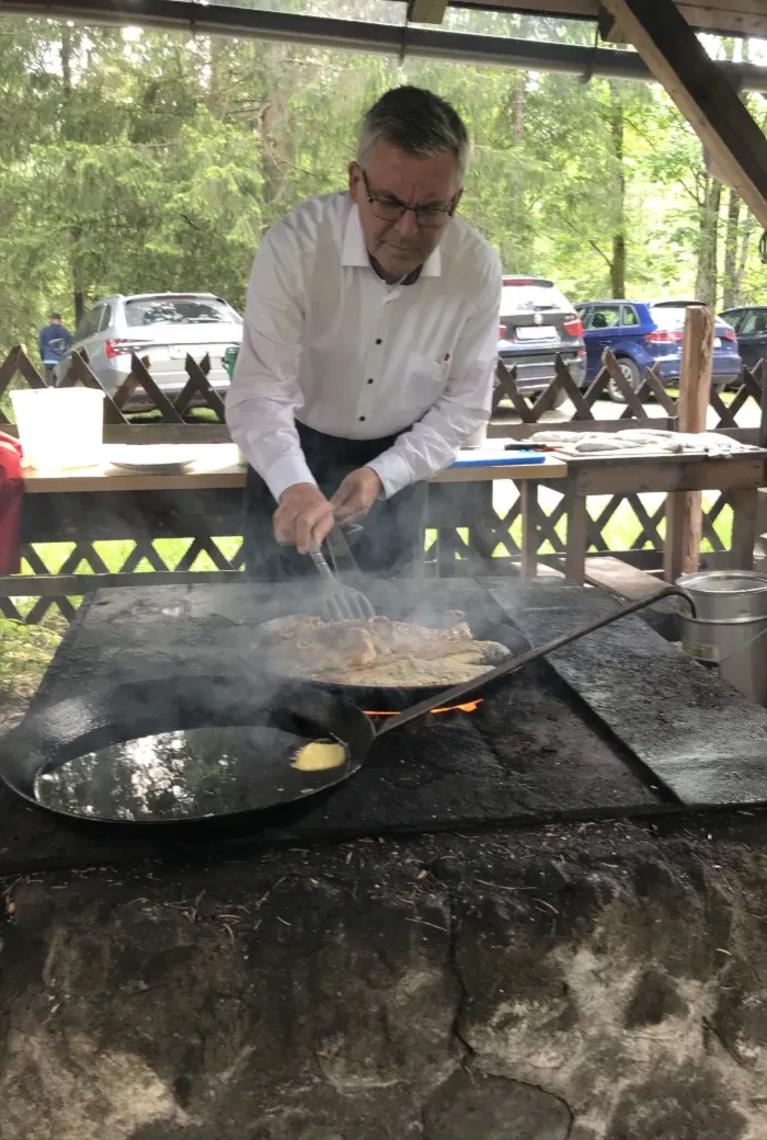 LR Schwaiger beim Braten der selbst gefangenen Fische_SAM Firmenausflug 2021