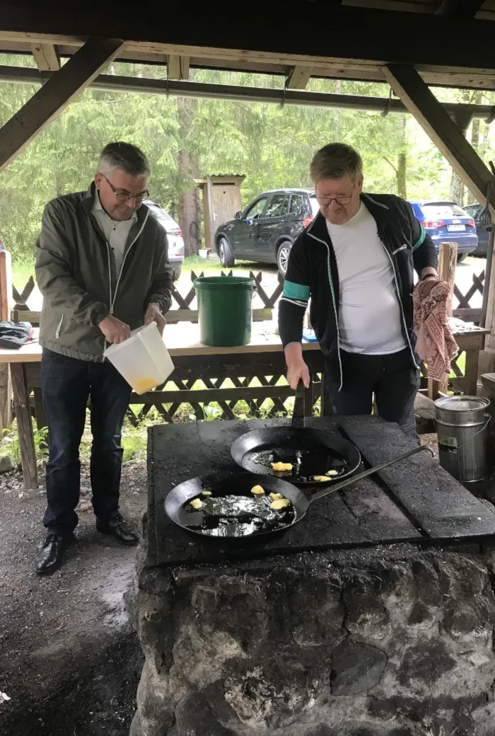LR Schwaiger und Günther Kronberger beim Fischbraten beim Firmenausflug 2021