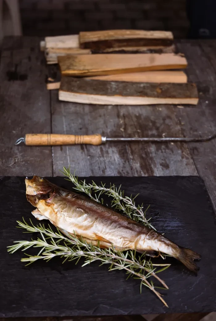 Genusstagebiuch 59_Ennsmanngut_Fisch geräuchert und Holzscheite