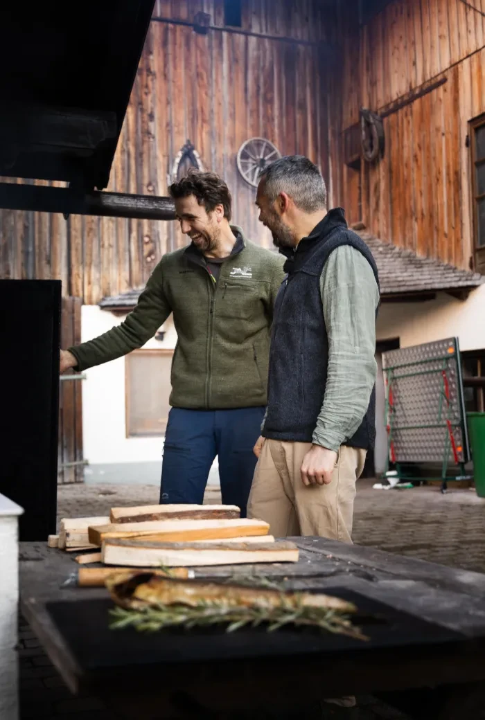 Genusstagebiuch 59_Ennsmanngut_Thomas Hollaus und Thomas Willberger vor dem Räucherofen