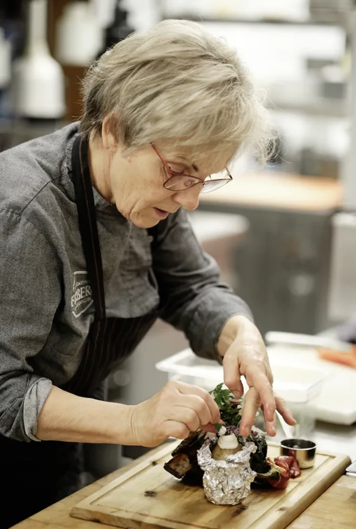 Gasthof Fürberg_ Karin Ebner in der Küche