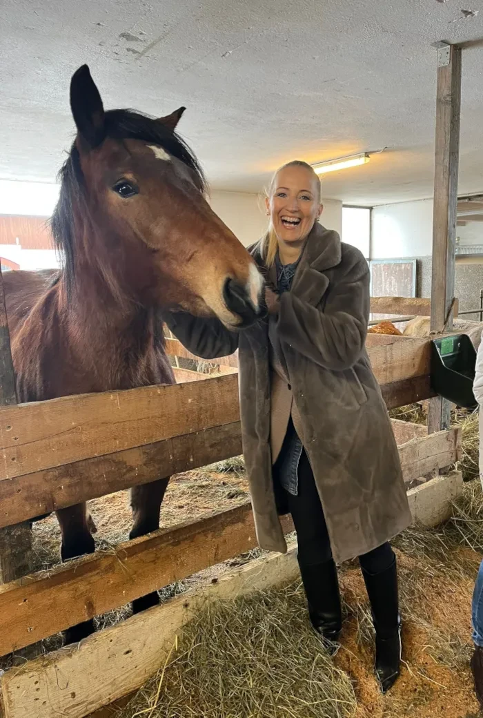 Salzburg schmeckt auf RTS_Februar 26_Angelika Pehab mit Pferd im Stall