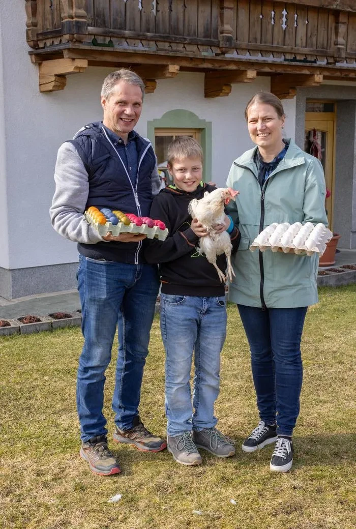 Thomanhof Bioeier_Familie Imlauer mit Huhn-weißen Eiern und Ostereiern