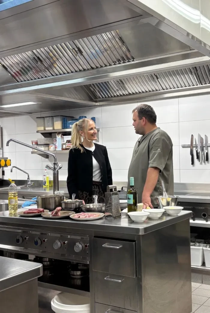 Angelika Pehab und Markus Hettegger in der Tauermhof Küche