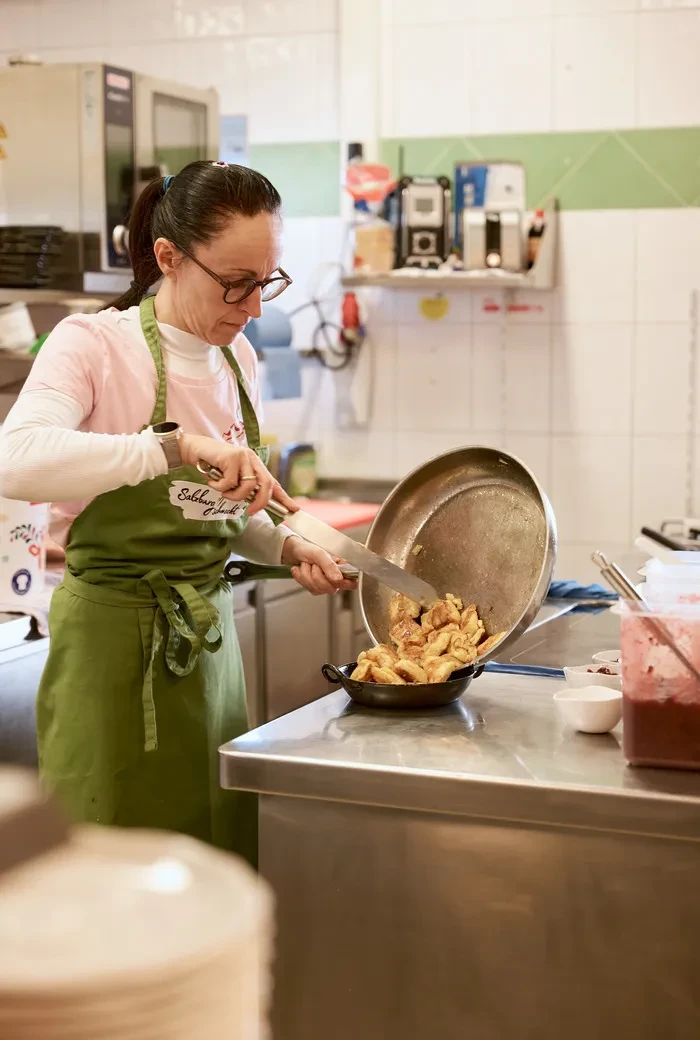 Sonnalm_Ingrid Unteregger beim Anrichten von Kaiserschmarrn
