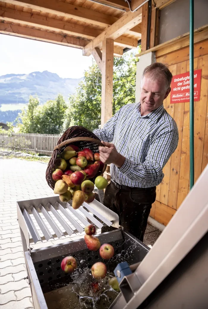 Obstbau Leitner_ Norbert Leitner beim Obstwaschen