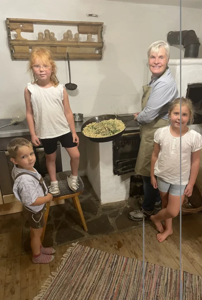 Salzburg schmeckt auf RTS_Claudia Entleitner mit ihren Enkelkindern beim Kochen