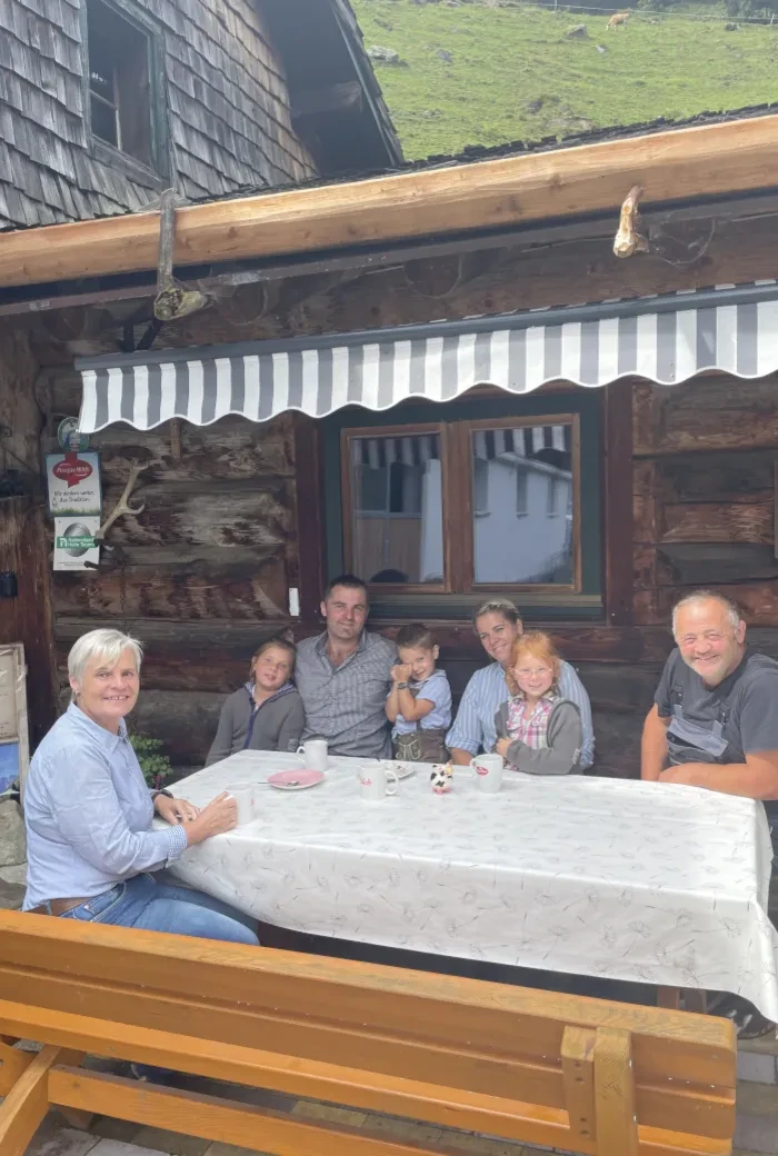 Salzburg schmeckt auf RTS_Die Familie vor der Almhütte