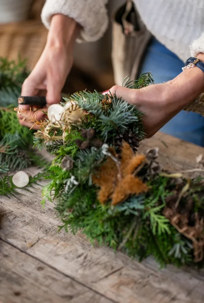wild gewachsen_Beim Adventkranzbinden
