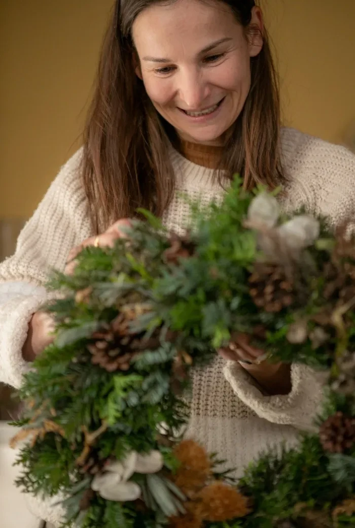 wild gewachsen_Brigitte Dörner beim Adventkranzbinden