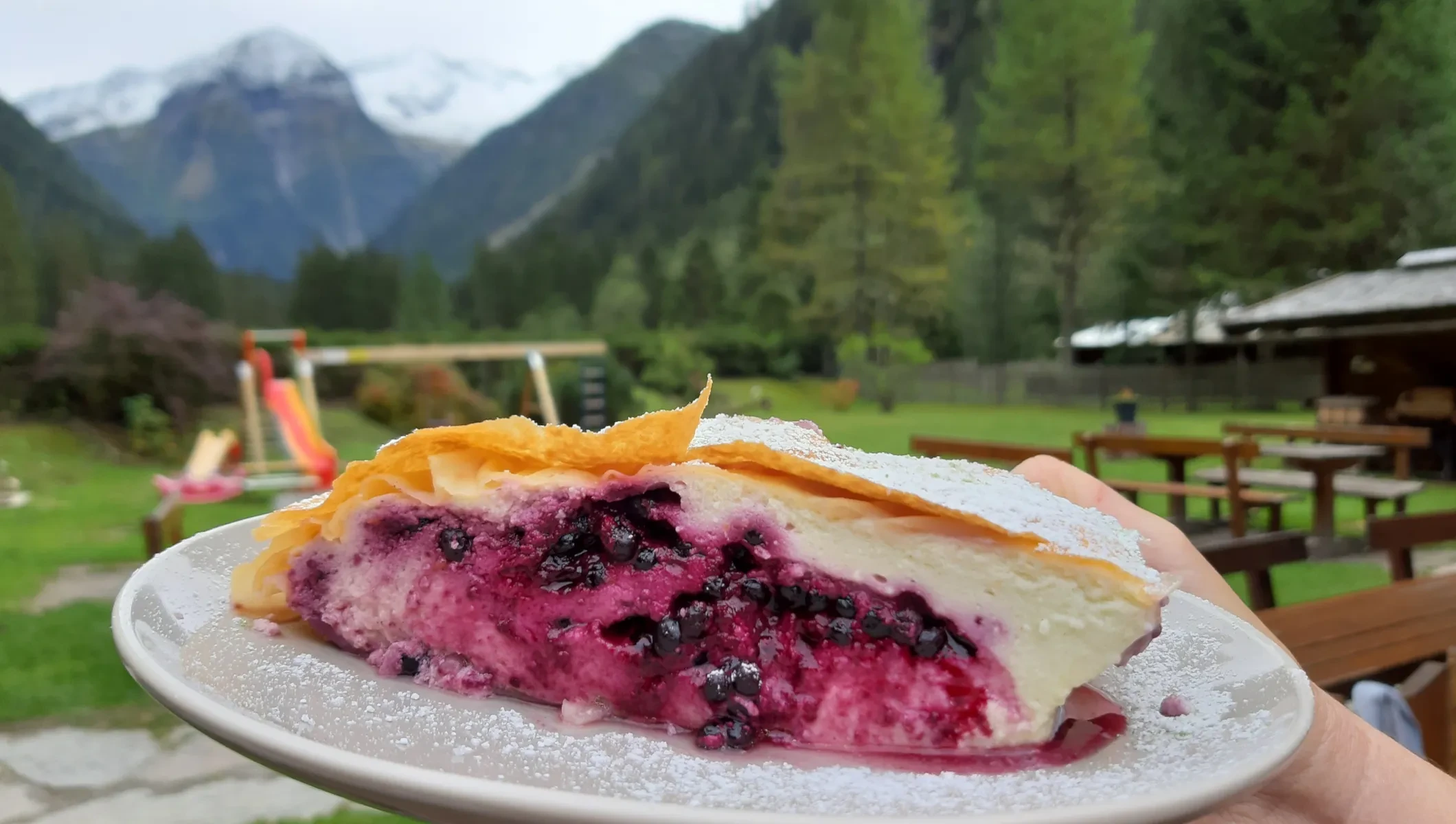 Strudelgenuss mit Blick auf die Berge