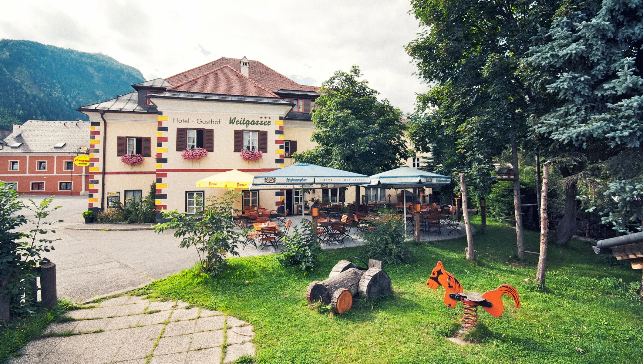 Gastgarten des Gasthofs Weitgasser in Mauterndorf