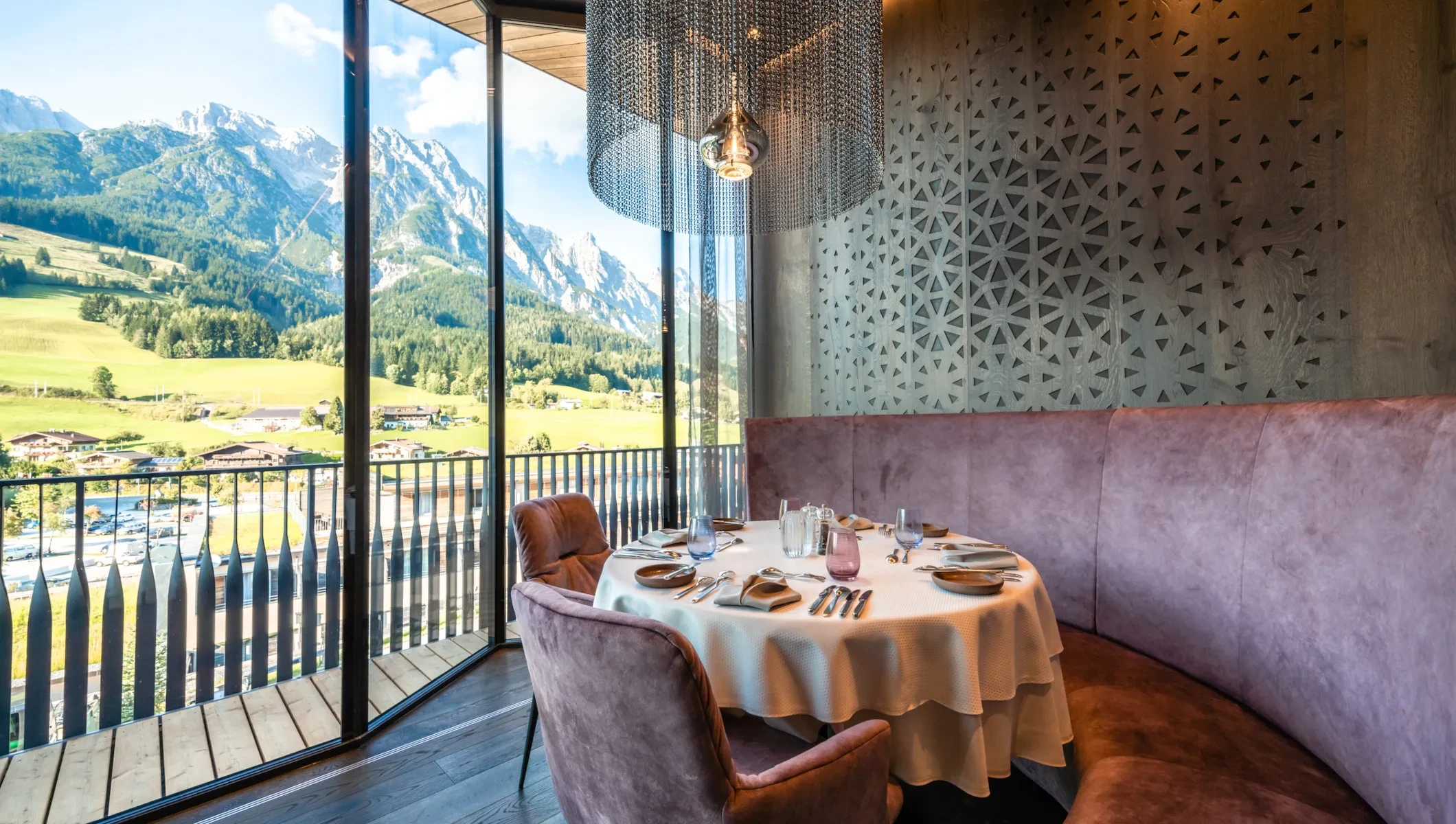 Riederalm Leogang_Restaurant mit Blick in die Berge