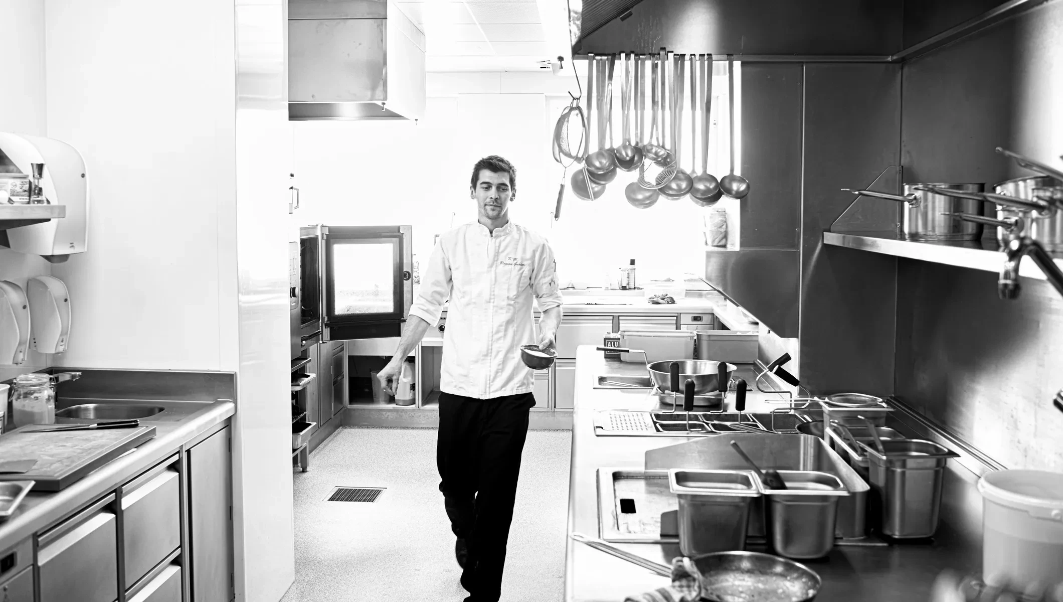 Koch Roman Guster in seiner Küche